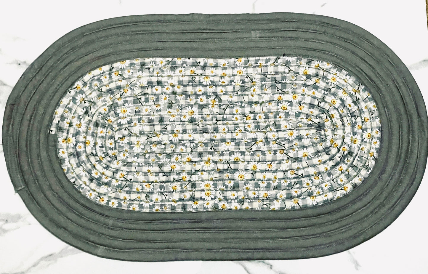 Daisy center solid gray border Jellyroll Rug